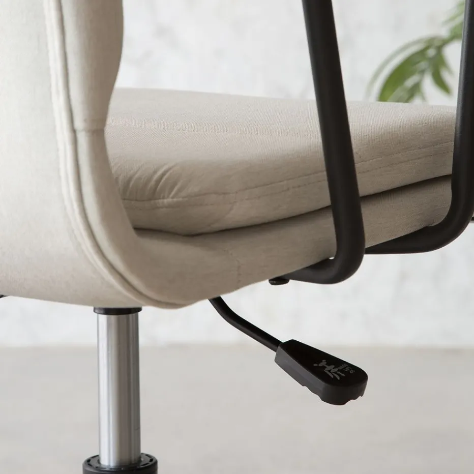 Aiko Chaise de bureau rembourrée beige avec accoudoirs et roulettes^Banak Discount